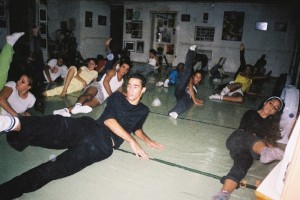 שיעור ריקוד שירון מעביר לצעירים בבית מחול ירון מרגולין בשנת 1999.