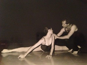  ירון מרגולין מאמן את יעל הרמתי בשיעור ריקוד - הכולל את טכניקת הלחיצות שפיתח והיו ברבות השנים לשיטת מרגולין להחלמה.