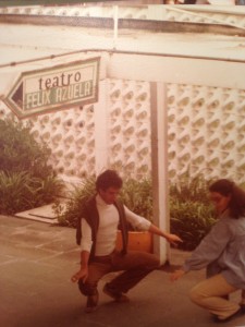 טוני ולורדס מתלמידי המחול של מרגולין בפתח התיאטרון הראשון בו הופיע ב 82 במכסיקו סיטי Tonio y Lourdes Dos estudiantes mexicanos de la danza de Yaron Margolin, puerta del teatro en México 1982