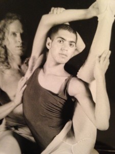 ירון מרגולין מאמן את שוקי שוקרון (16) בשיעור ריקוד - תורת הלחיצות של מרגולין שימשה לגמישות הגוף טרם הפכה לטיפול מחלים. 