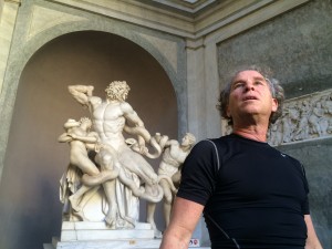 Yaron Margolin infront of Laocoön and His Sons