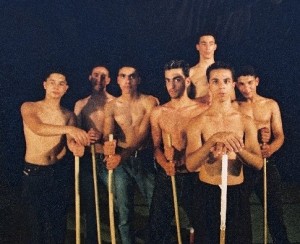 להקת המחול הרב תרבותית 2000 יהודים וערבים רוקדים בתקופת האינטיפדה השנייה בבית המחול שבירושלים.