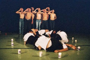 להקת המחול הרב-תרבותית - ירושלים 2001, במחול להבות קטנות לזכר ילדים שנהרגו במהלך האינטיפאדה השנייה משני הצדדים.