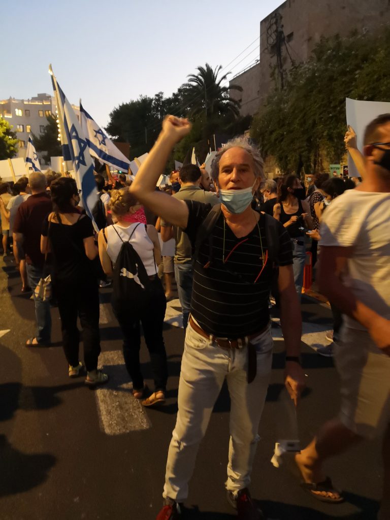 ירון מרגולין 2020 - בהפגנה בכיכר צרפת, ירושלים נגד שלטון השחיתות בישראל.